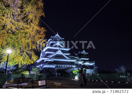 秋の夜紅葉の熊本城のライトアップ 71962572