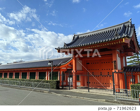 京都洛東・三十三間堂の東大門と回廊塀 71962623