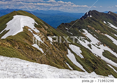 茂倉岳から見る残雪の一ノ倉岳と谷川岳の写真素材