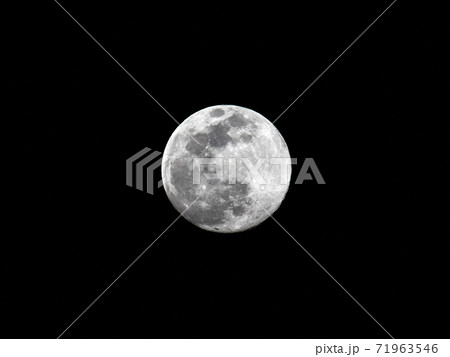 晴れ渡る夜空に浮かぶ中秋の名月 71963546