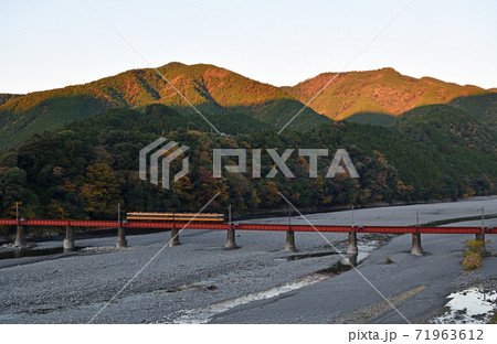 大井川鐵道沿線の旅　早朝の大井川第一橋梁 71963612