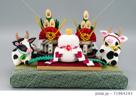 丑年　牛　鏡餅　門松　お正月　粘土細工 71964293