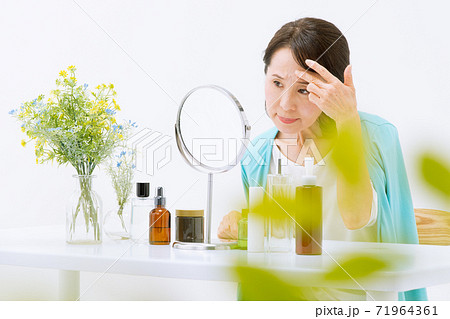 鏡を見て気にする女性 美容 鏡を見て気にする女性 美容 71964361