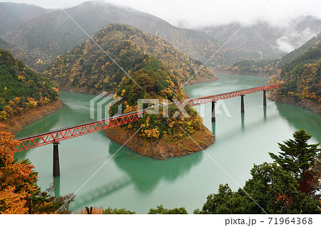 大井川鐵道沿線の旅　紅葉の奥大井湖上駅 71964368