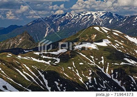 谷川連峰・武能岳から見る残雪の七ツ小屋山・大源太山と巻機山 谷川連峰・武能岳から見る残雪の七ツ小屋山・大源太山と巻機山 71964373
