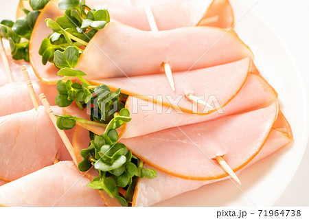 かいわれ大根のハム巻き。(白バック) かいわれ大根のハム巻き。(白バック) 71964738