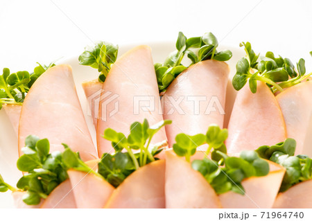 かいわれ大根のハム巻き。(白バック) 71964740