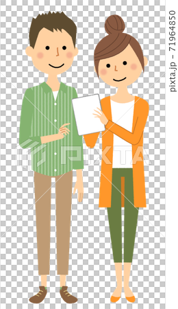 一對年輕夫婦看著一台平板電腦 71964850