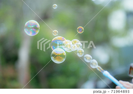シャボン玉で遊ぶ 71964893