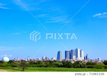 庄内川河川敷から見た名古屋駅前超高層ビル群の風景 庄内川河川敷から見た名古屋駅前超高層ビル群の風景 71965100