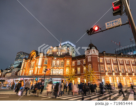 日本の東京都市景観 東京駅南口や赤レンガ駅舎などを望む（夜景） 71965444