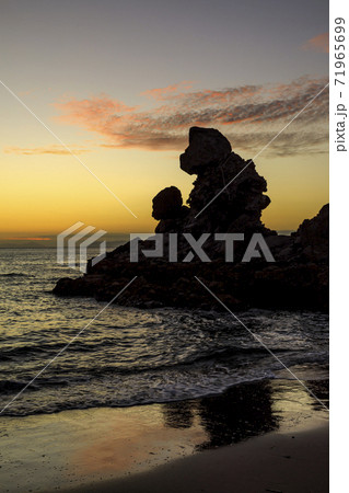 西方海岸　人形岩の夕日 71965699