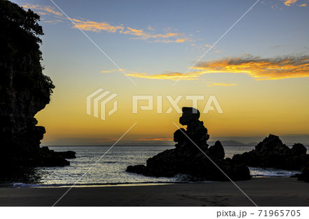 西方海岸　人形岩の夕日 71965705