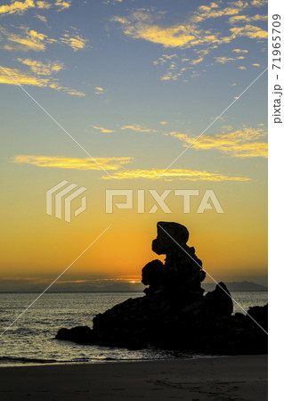 西方海岸　人形岩の夕日 71965709