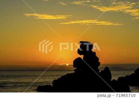 西方海岸　人形岩の夕日 71965710