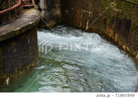 導水路の濁流 71965999