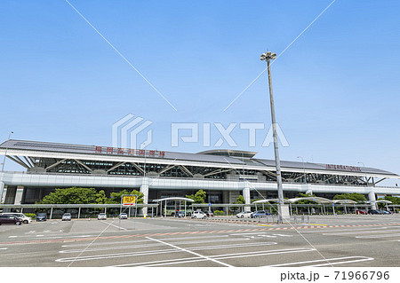 福岡県福岡市　晴天の福岡空港 71966796