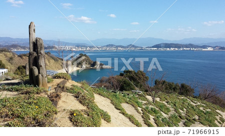 愛媛県松山市の離島興居島の恋人峠より松山市街を展望する【2月】 愛媛県松山市の離島興居島の恋人峠より松山市街を展望する【2月】 71966915