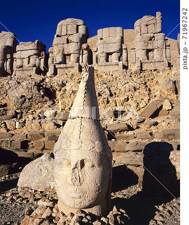 ネムルトダーゥの東側テラスのアンティオコス1世頭像 71967242