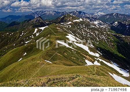 武能岳稜線から見る残雪の上越国境の山並みと巻機山 71967498