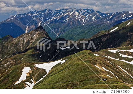 武能岳稜線から見る大源太山と残雪の巻機山 71967500