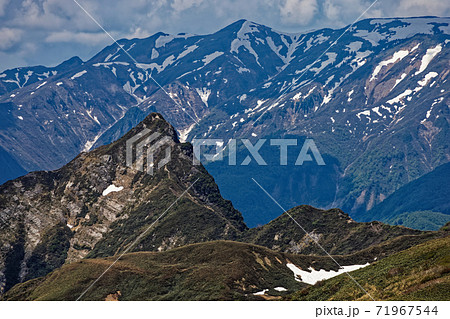 武能岳稜線から見る大源太山と残雪の巻機山 71967544