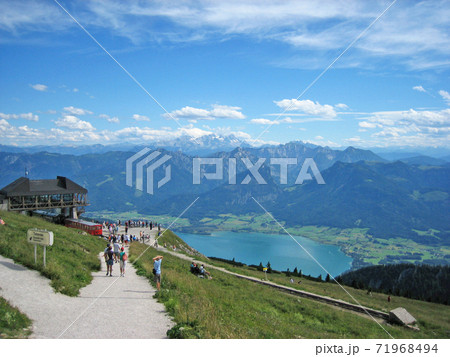 山から見下ろすシャーフベルク鉄道とヴォルフガング湖, ザルツカンマーグート, オーストリア 71968494