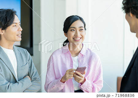 カフェで立ち話をする若い男女 カフェで立ち話をする若い男女 71968836