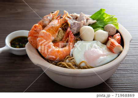 Clay Pot Yee Mee Seafood Noodle Soup 71968869
