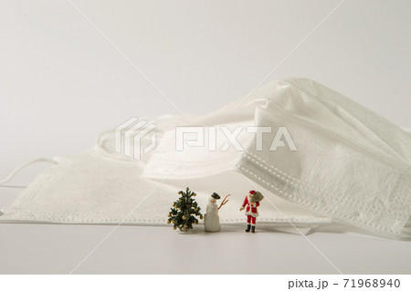 マスクとクリスマスのミニチュアフィギュア 新型コロナ クリスマスイメージ マスクとクリスマスのミニチュアフィギュア 新型コロナ クリスマスイメージ 71968940