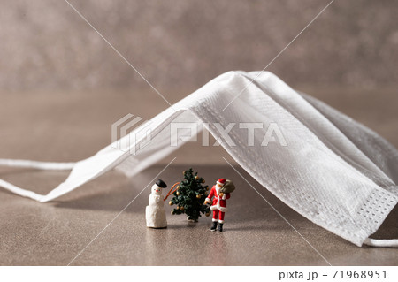マスクとクリスマスのミニチュアフィギュア 新型コロナ クリスマスイメージ マスクとクリスマスのミニチュアフィギュア 新型コロナ クリスマスイメージ 71968951