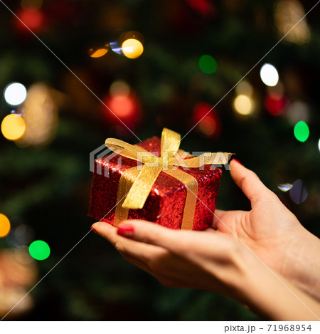 クリスマスプレゼントを持った女性の手 クリスマスプレゼントを持った女性の手 71968954