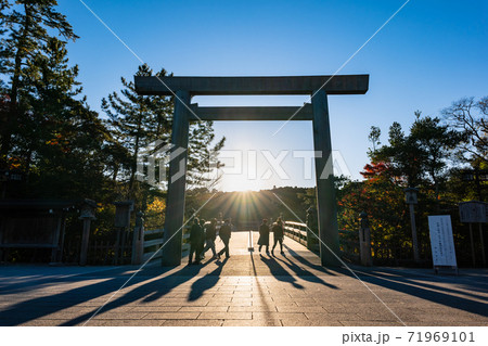 伊勢神宮 内宮 宇治橋鳥居から昇る朝日の写真素材