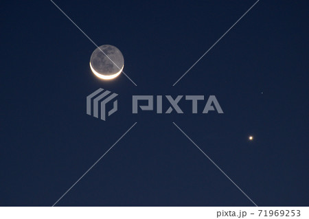 地球照の見える月と金星 71969253