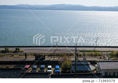 湖の広がる秋鹿町駅(あいかまちえき)・・一畑電車 湖の広がる秋鹿町駅(あいかまちえき)・・一畑電車 71969379