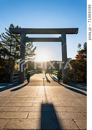 伊勢神宮 内宮 宇治橋鳥居から昇る朝日の写真素材