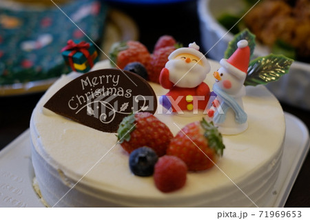 サンタクロースと雪だるまが飾られたクリスマスケーキの写真素材