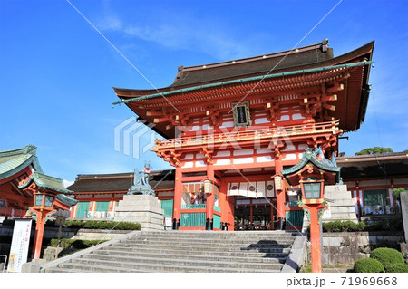 伏見稲荷大社・楼門（京都府京都市伏見区） 71969668