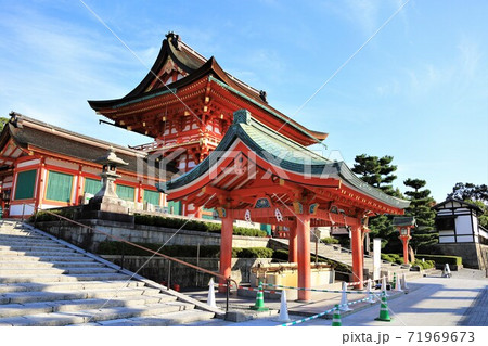 伏見稲荷大社・楼門(京都府京都市伏見区) 伏見稲荷大社・楼門(京都府京都市伏見区) 71969673