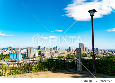 青空の青葉城址と仙台市街 71969757