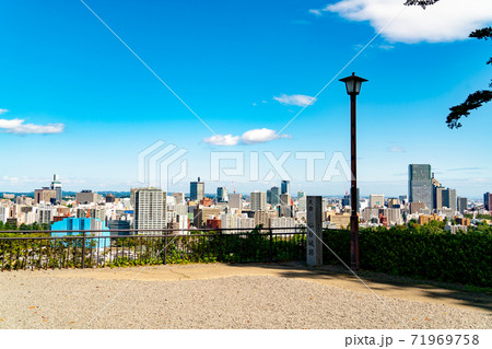 青空の青葉城址と仙台市街 71969758