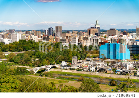 青空の青葉城址と仙台市街 71969841