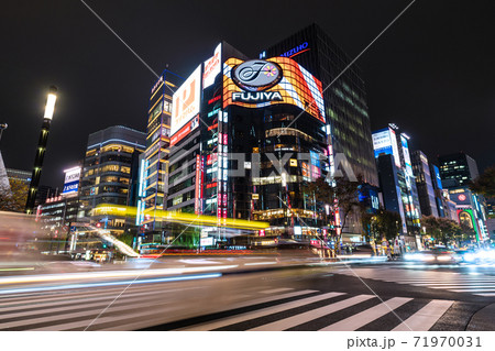 日本の東京都市景観 数寄屋橋の交差点から銀座などを望む(夜景)=2020年11月27日 日本の東京都市景観 数寄屋橋の交差点から銀座などを望む(夜景)=2020年11月27日 71970031