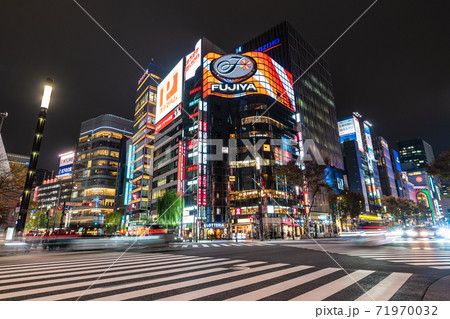 日本の東京都市景観 数寄屋橋の交差点から銀座などを望む（夜景）＝2020年11月27日 71970032