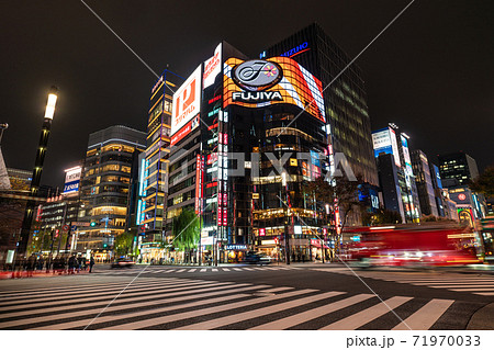 日本の東京都市景観 数寄屋橋の交差点から銀座などを望む（夜景）＝2020年11月27日 71970033