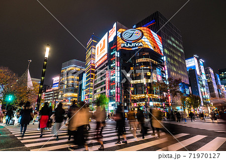 日本の東京都市景観 数寄屋橋の交差点から銀座などを望む（夜景）＝2020年11月27日 71970127