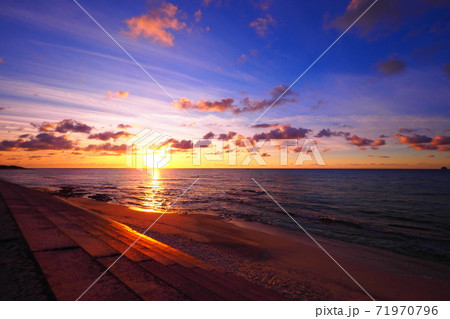 畳石の朝焼け 畳石の朝焼け 71970796