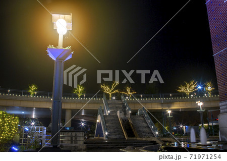 JR倉敷駅北口のデッキを下から階段を入れて夜景撮影する 71971254