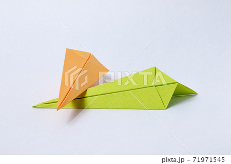 折り紙 紙飛行機 工作 ハンドメイド 飛行機 文具 紙 クラフト 手作り 折紙の写真素材