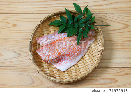 笊にのせた赤魚切り身 71975913